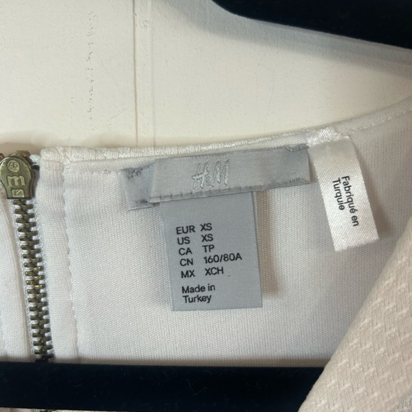 H&M, size XS, white peplum top with long back zipper, fitted. Sleeveless - Picture 4 of 6